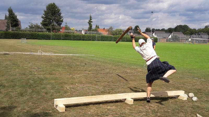 Ein Mann beim Steinwerfen