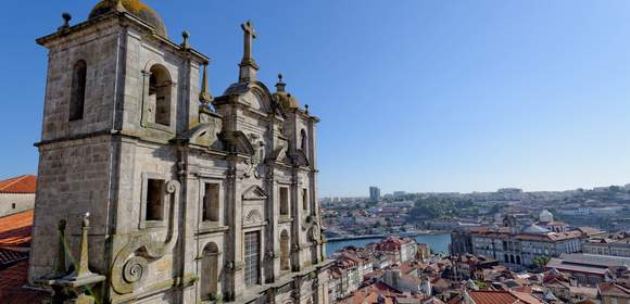 Blick auf ein historisches Gebäude in Porto
