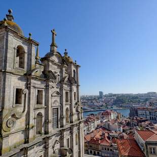 Blick auf ein historisches Gebäude in Porto