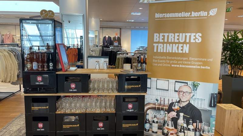 Biersommelier Karsten Morschett beim Tasting inkl. mobiler Pop-Up-Bar