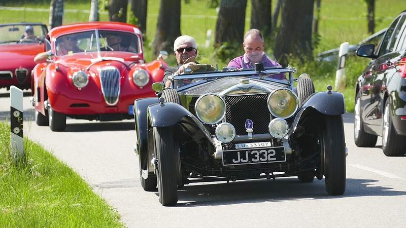 Sonnige Ausfahrt mit Oldtimern