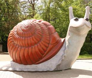 Schnecken-Figur vor dem Verkehrszentrum im Westend