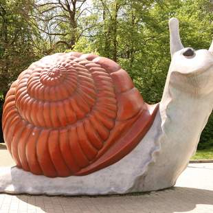 Schnecken-Figur vor dem Verkehrszentrum im Westend