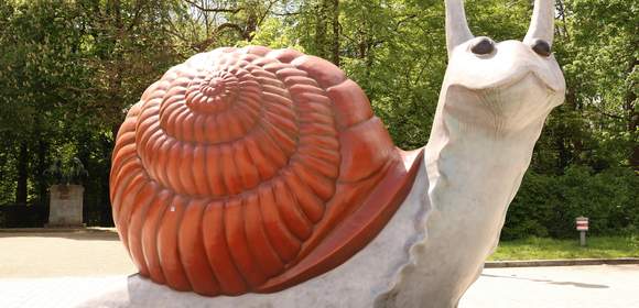 Schnecken-Figur vor dem Verkehrszentrum im Westend