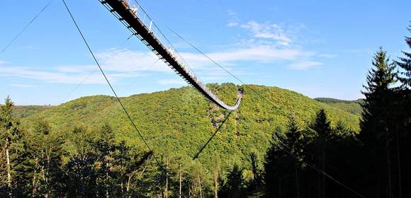 Brücke & Bogen: Hängebrücke & Bogenschiessen