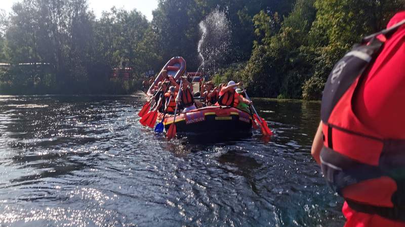 Schlauchbootfahrt mit einem Team