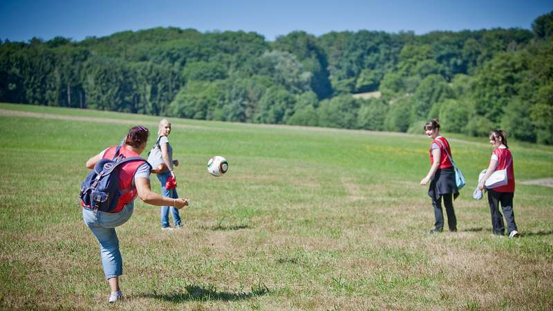 Frau schießt Flanke bei Geocaching-WM