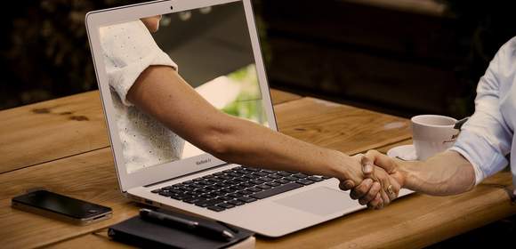 Handshake durch den Laptop
