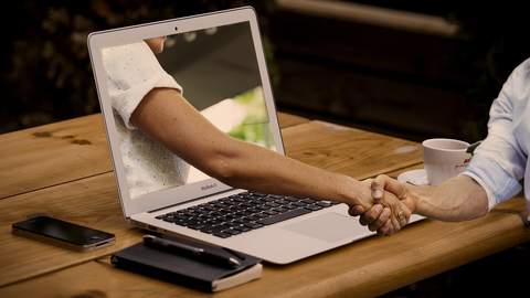 Handshake durch den Laptop