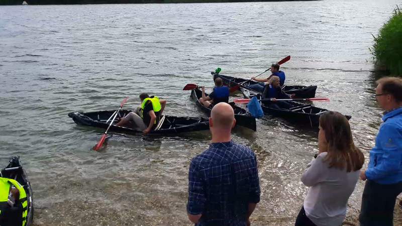 Ein paar Personen gehen auf das Wasser mit einem Kanu
