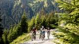 Gruppe bei einer E-Biketour in den Bergen