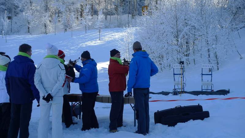 Zwei Trainer erklären die Schußtechnik beim Biathlonschießen im Winter