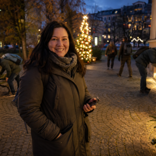 Weihnachtsfeier Geocaching Kollegen suchen Cache beim Geocaching