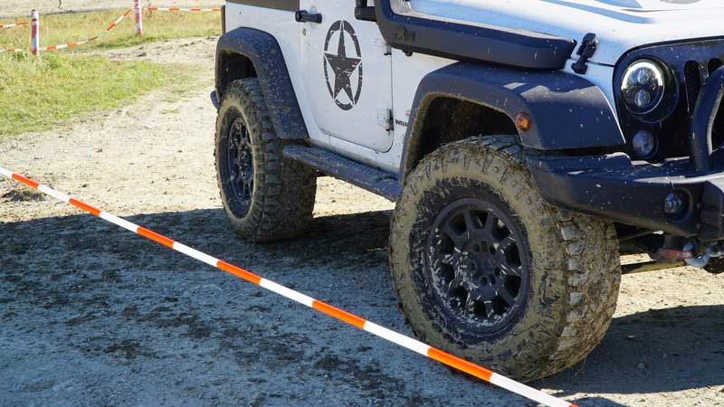 Geländewagen fahren in Schlamm und Dreck