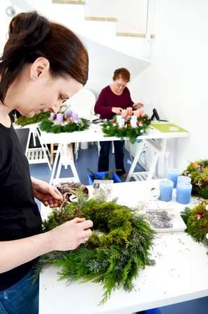 Adventskranz selbst binden Unter professionellen Anleitung Unikate erschaffen.