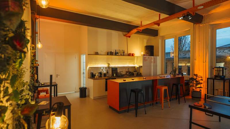 Showdown Lounge bei Nacht