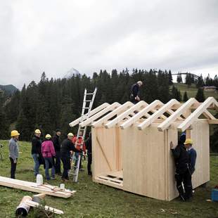 Bau der Hütte Schutzhütte bauen