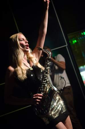 Attraktive Saxophonistin als Walking-Act