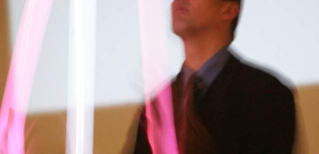 Leuchtball-Jonglage im Dunkeln