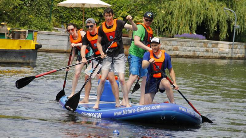 Junggesellen-/Innen-Abschied auf dem Mega-SUP