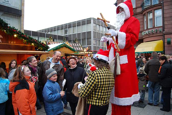 PICO BELLO's größter Nikolaus mit Marionette