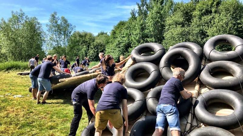 Teamspaß in der Lüneburger Heide beim Floßbau