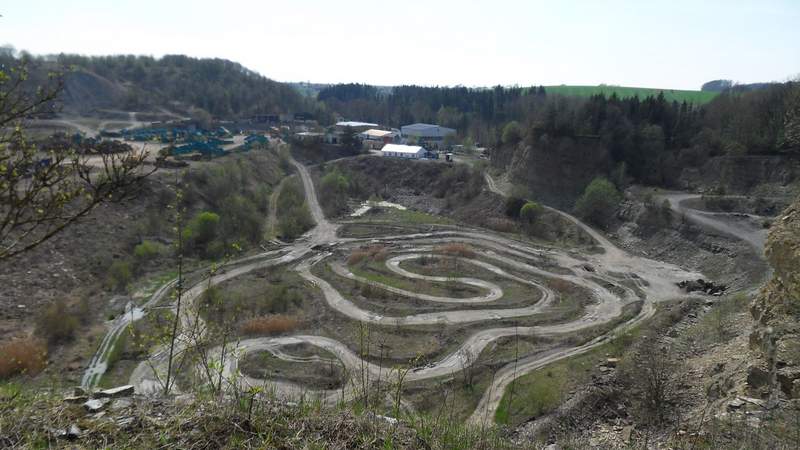 Offroad fahren im Steinbruch