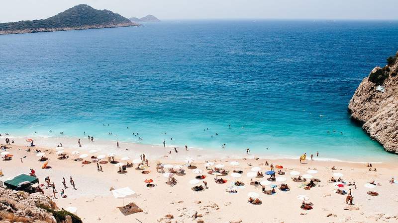 Weißer Strand mit Badenden in der Türkei