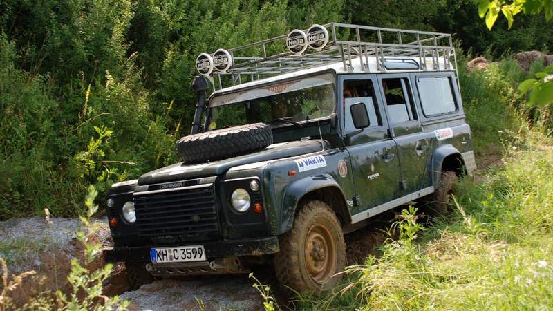 Teilnehmer haben Spaß im Landrover