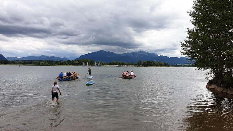 Kreativer Floßbau am Chiemsee