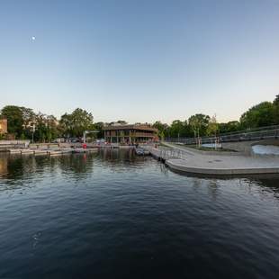 Sicht über den Stadthafen zum Restaurant und Event-Loft DOCK 20 Stadthafen Leipzig