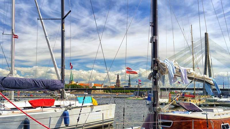 Boote im Hafen von Riga