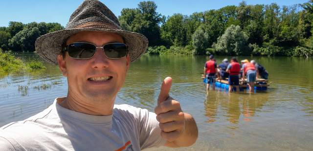 Jörg Kürschner von AREffekt begleitet eine Gruppe beim Floßbau