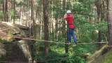 Spannung während der Überquerung der Seilbrücke