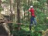 Spannung während der Überquerung der Seilbrücke