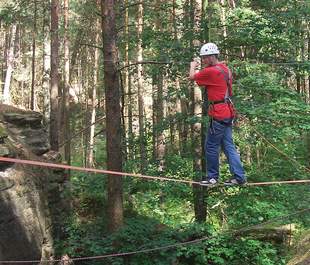 Adrenalin auf der Seilbrücke Spannung während der Überquerung der Seilbrücke