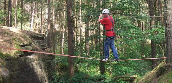 Spannung während der Überquerung der Seilbrücke