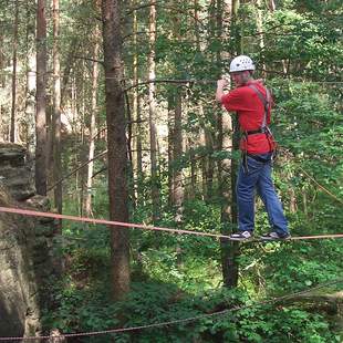 Spannung während der Überquerung der Seilbrücke