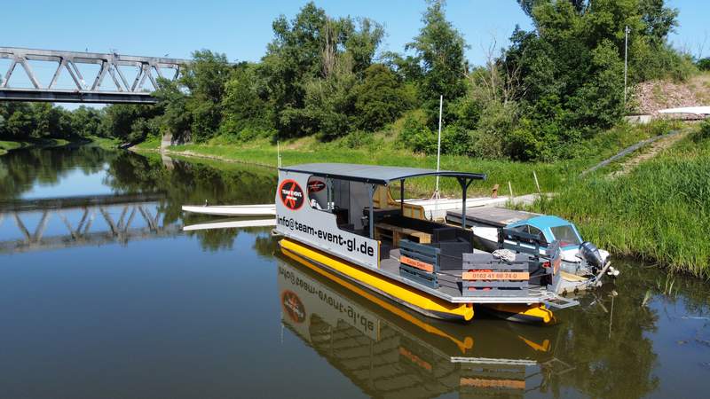 Floßtour in Magdeburg auf der Elbe