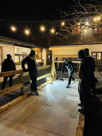 Bild mit Beleuchtung Eisstockschießen Teamwettkampf