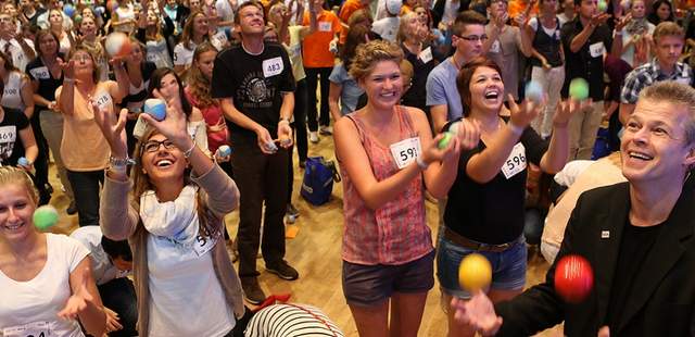 Weltrekord: 445 Azubis haben es geschafft! 3 Bälle jonglieren lernen im Team