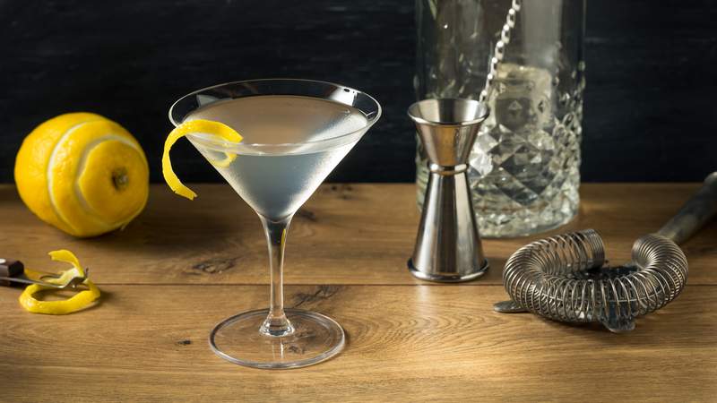 Gin Tasting als Firmenveranstaltung Gin in einem Glas mit Zitrone im Hintergrund