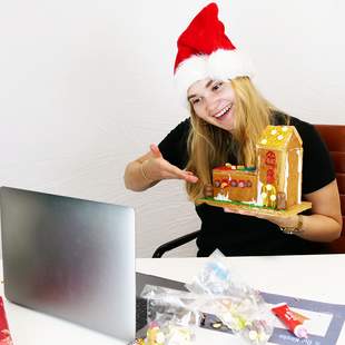Lebkuchenhaus bauen als virtuelle Weihnachtsfeier 