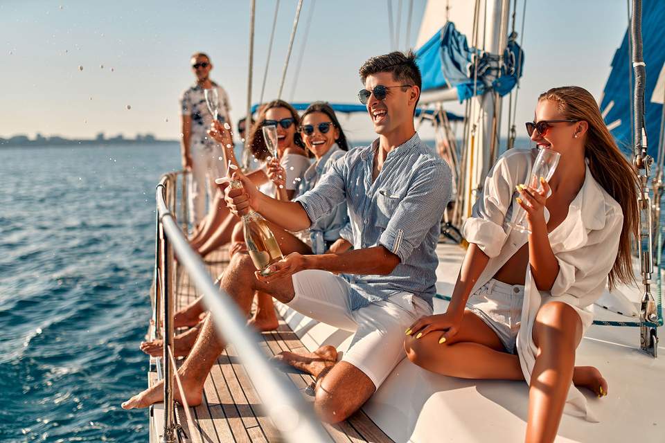 Teamevent Segeln Menschan uf dem Deck eines luxuriösen Segelschiffes