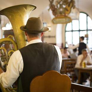 Im Münchner Hofbräuhaus