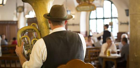 Im Münchner Hofbräuhaus