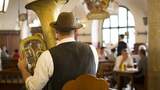 Im Münchner Hofbräuhaus