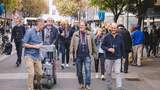 WineWalk Mainz – Weinbollerwagen und Gruppe in der Altstadt WineWalk-Gruppe mit Weinbollerwagen unterwegs durch die Mainzer Altstadt