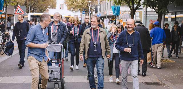 WineWalk Mainz – Weinbollerwagen und Gruppe in der Altstadt WineWalk-Gruppe mit Weinbollerwagen unterwegs durch die Mainzer Altstadt