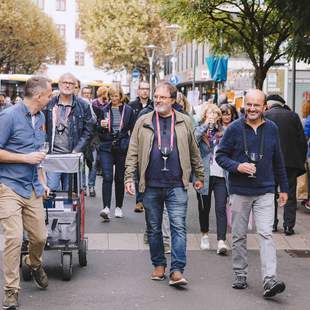 WineWalk Mainz – Weinbollerwagen und Gruppe in der Altstadt WineWalk-Gruppe mit Weinbollerwagen unterwegs durch die Mainzer Altstadt